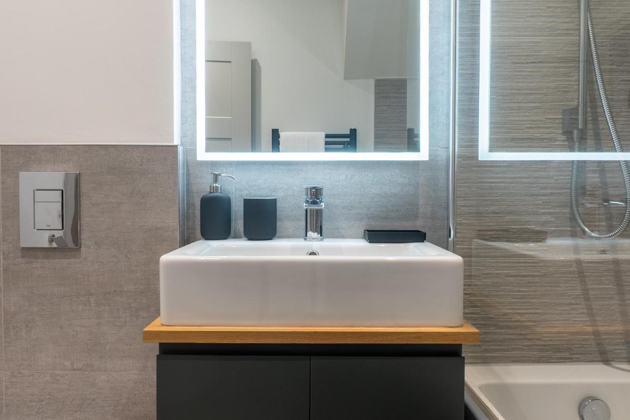 Spring Mount Huge Luxury Full Apartment- Harrogate Centre-Two Extremely Comfy Kingsize Bedrooms-Fully Equipped Modern Kitchen-Cosy Living Room With Huge Tv 외부 사진